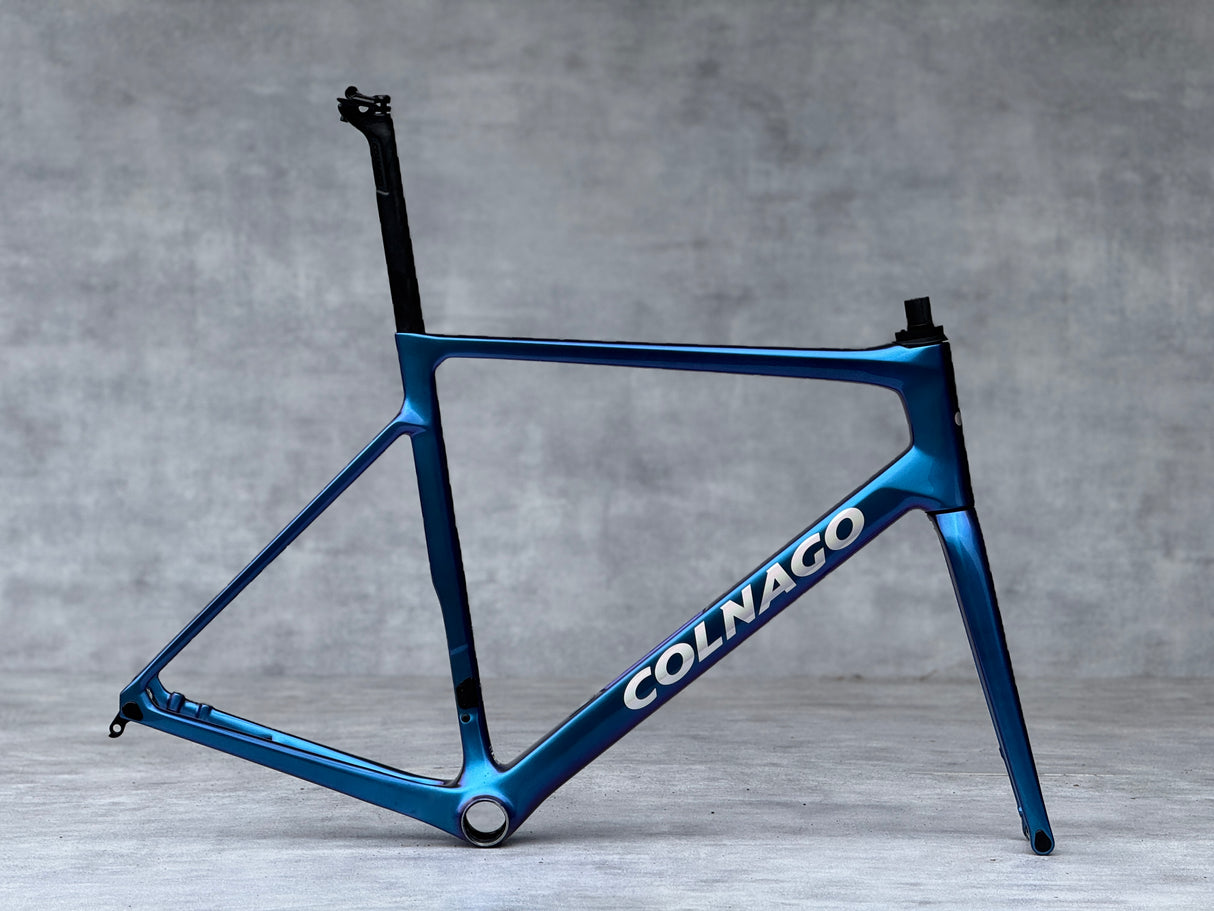 De Colnago V4Rs is geen fiets, het is een wapen. Ontwikkeld in de windtunnel, getest in de zwaarste WorldTour-koersen, en verfijnd tot in het kleinste detail. Elke buis, elke vezel, elke lijn is ontworpen met één doel: snelheid zonder compromissen.
Lichter, stijver en aerodynamischer dan zijn voorgangers, biedt de V4Rs de perfecte balans tussen explosieve kracht en messcherpe handling. Het frame reageert direct op elke trap, terwijl de aerodynamische vormen je door de wind snijden. Voeg daarbij de legendar