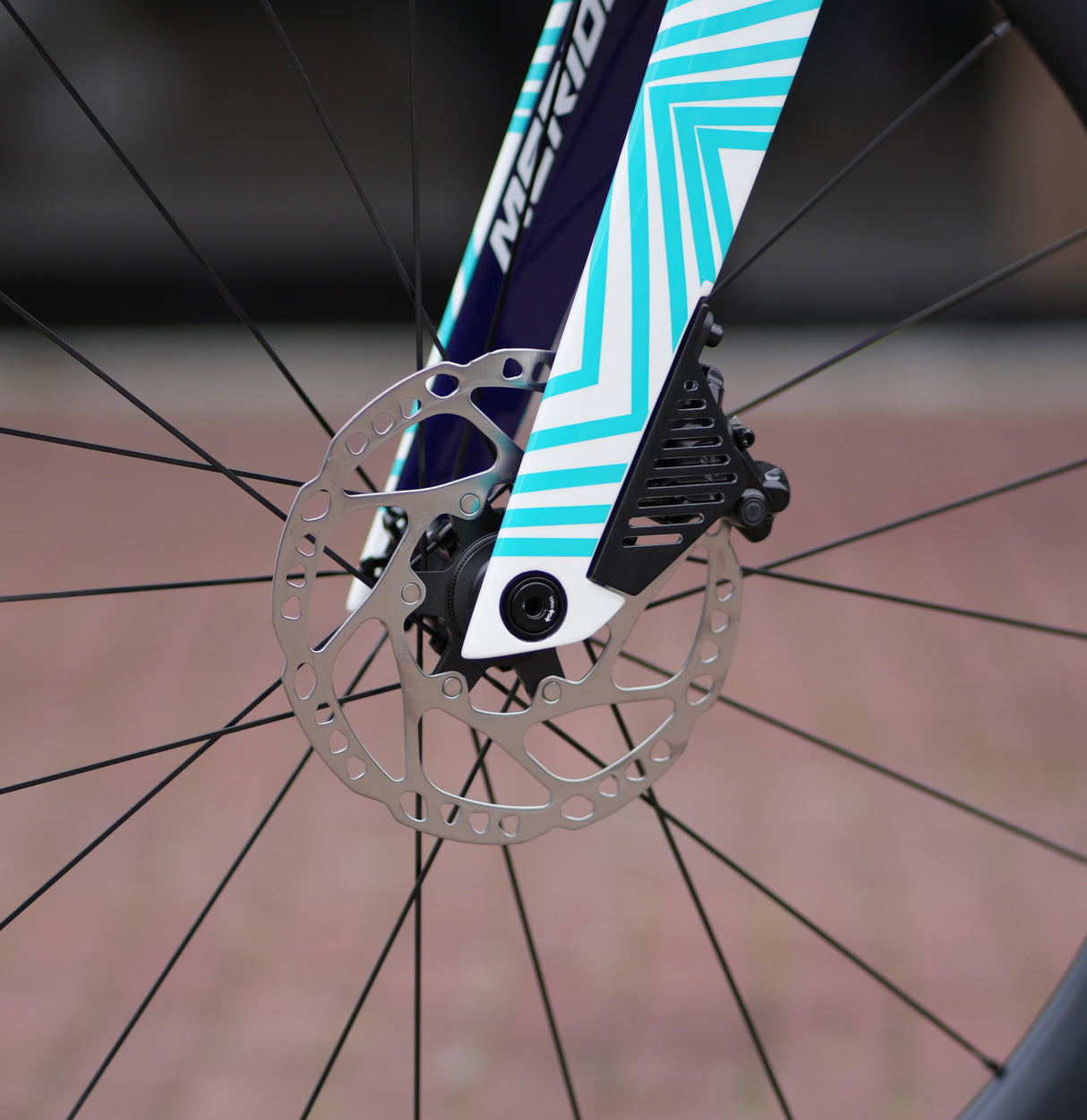 Merida Reacto 5000 Di2 2025 met Carbon wielen aero racefiets Team Bahrein