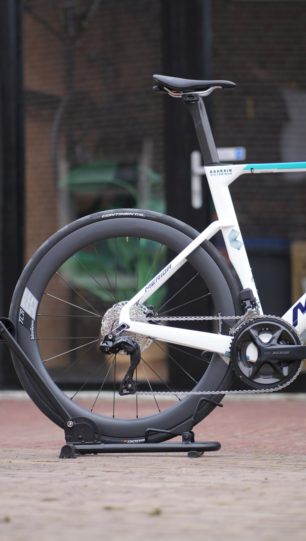 Merida Reacto 5000 Di2 2025 met Carbon wielen aero racefiets Team Bahrein