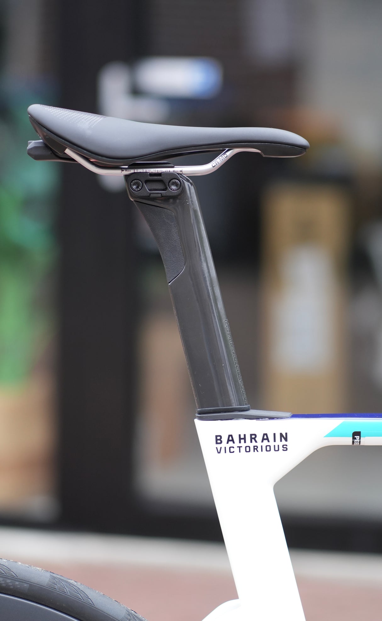 Merida Reacto 5000 Di2 2025 met Carbon wielen aero racefiets Team Bahrein