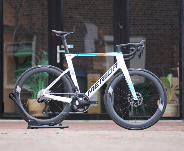 Merida Reacto 5000 Di2 2025 met Carbon wielen aero racefiets Team Bahrein