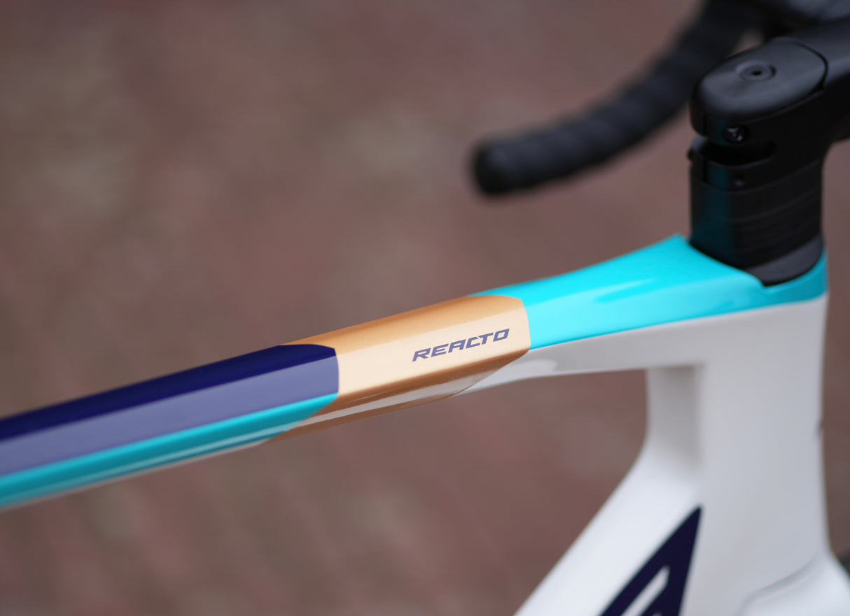 Merida Reacto 5000 Di2 2025 met Carbon wielen aero racefiets Team Bahrein