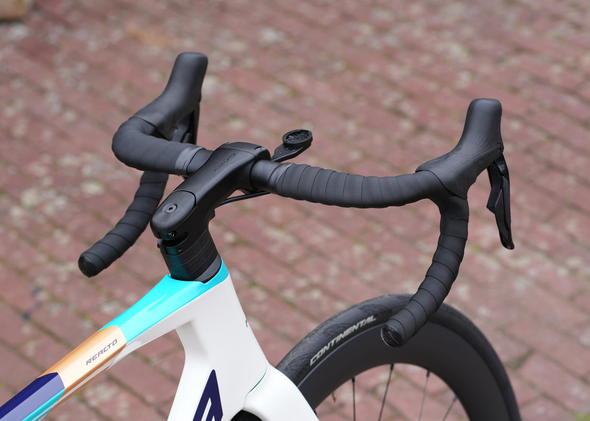 Merida Reacto 5000 Di2 2025 met Carbon wielen aero racefiets Team Bahrein
