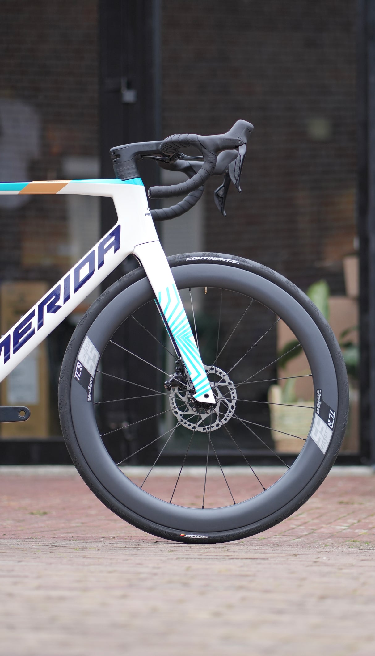 Merida Reacto 5000 Di2 2025 met Carbon wielen aero racefiets Team Bahrein