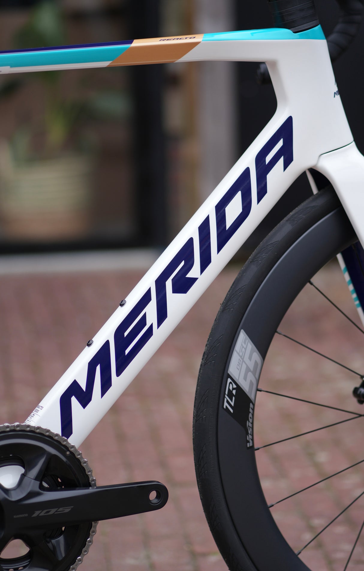 Merida Reacto 5000 Di2 2025 met Carbon wielen aero racefiets Team Bahrein