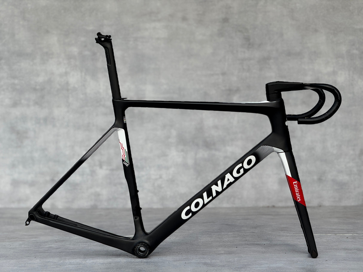 De Colnago V4Rs is geen fiets, het is een wapen. Ontwikkeld in de windtunnel, getest in de zwaarste WorldTour-koersen, en verfijnd tot in het kleinste detail. Elke buis, elke vezel, elke lijn is ontworpen met één doel: snelheid zonder compromissen.
Lichter, stijver en aerodynamischer dan zijn voorgangers, biedt de V4Rs de perfecte balans tussen explosieve kracht en messcherpe handling. Het frame reageert direct op elke trap, terwijl de aerodynamische vormen je door de wind snijden. Voeg daarbij de legendar