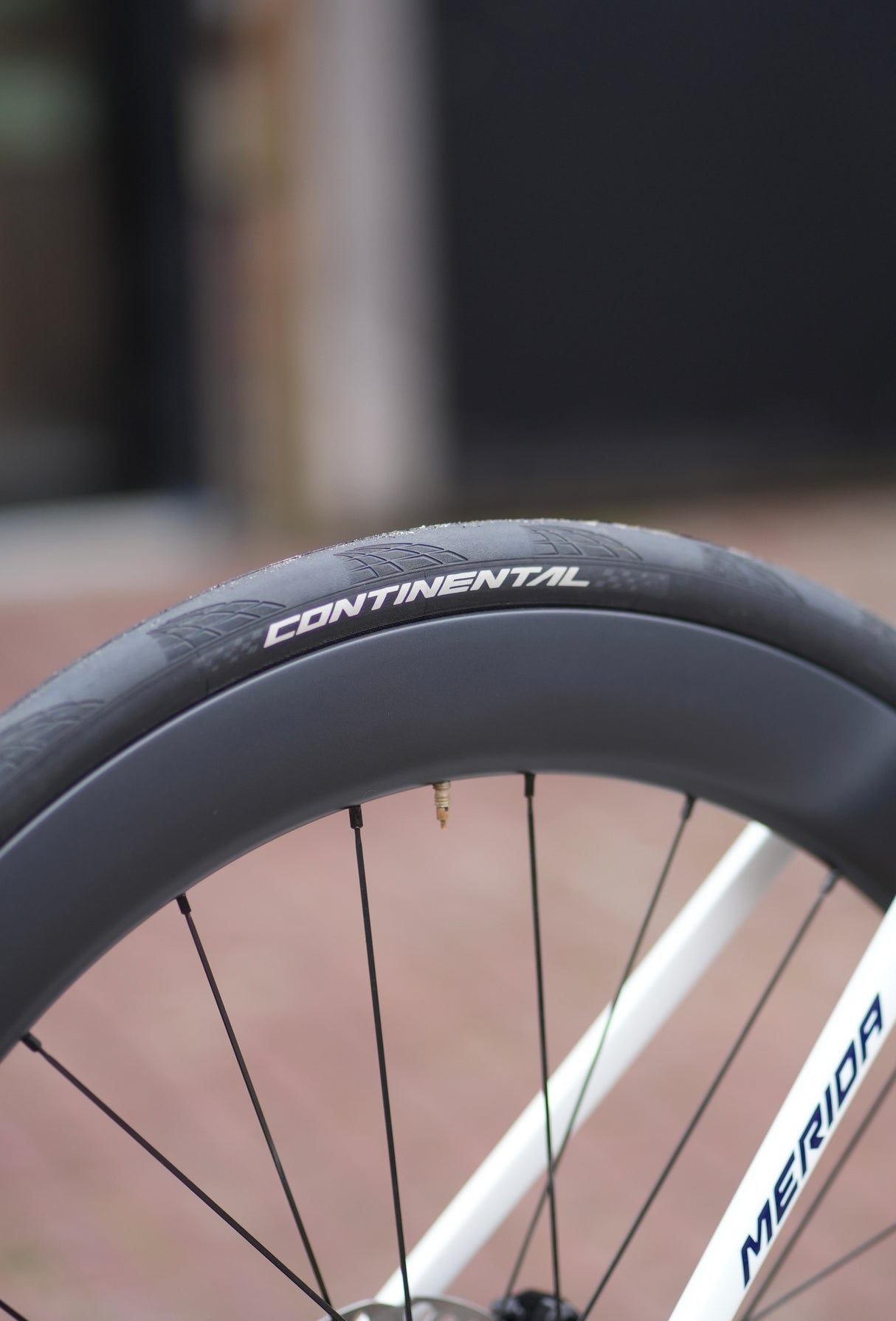 Merida Reacto 5000 Di2 2025 met Carbon wielen aero racefiets Team Bahrein