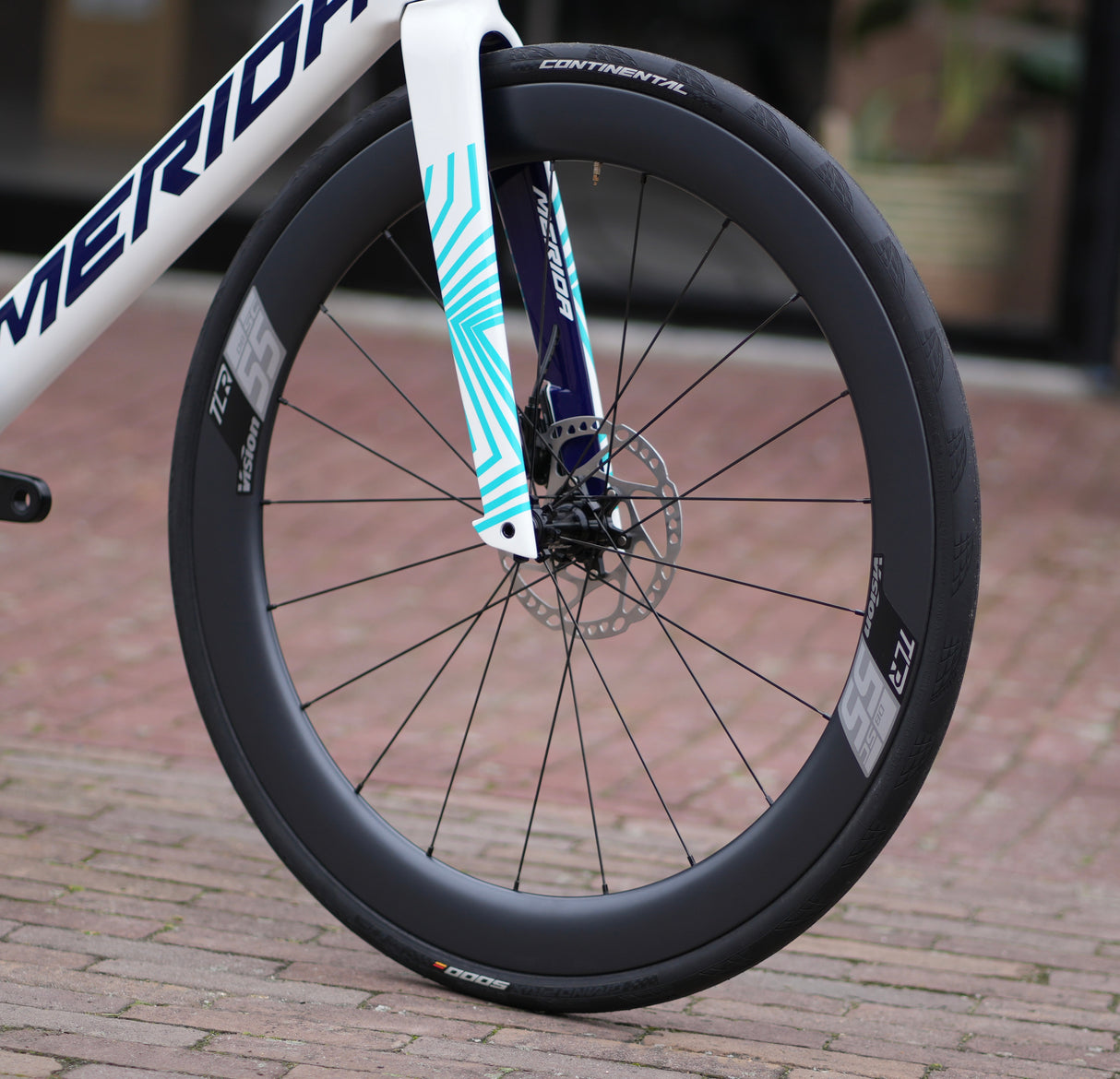 Merida Reacto 5000 Di2 2025 met Carbon wielen aero racefiets Team Bahrein
