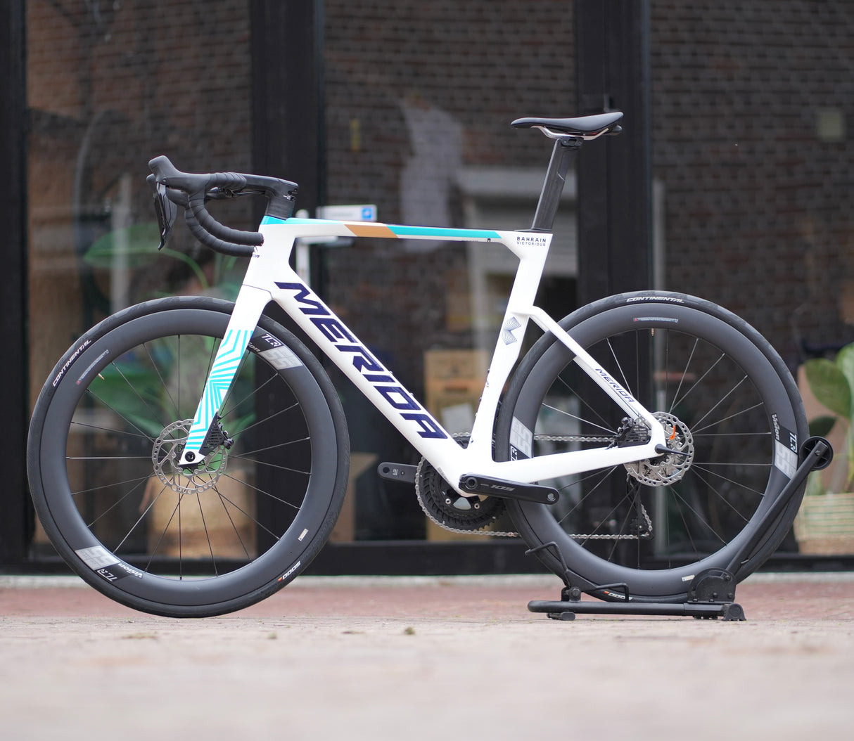 Merida Reacto 5000 Di2 2025 met Carbon wielen aero racefiets Team Bahrein