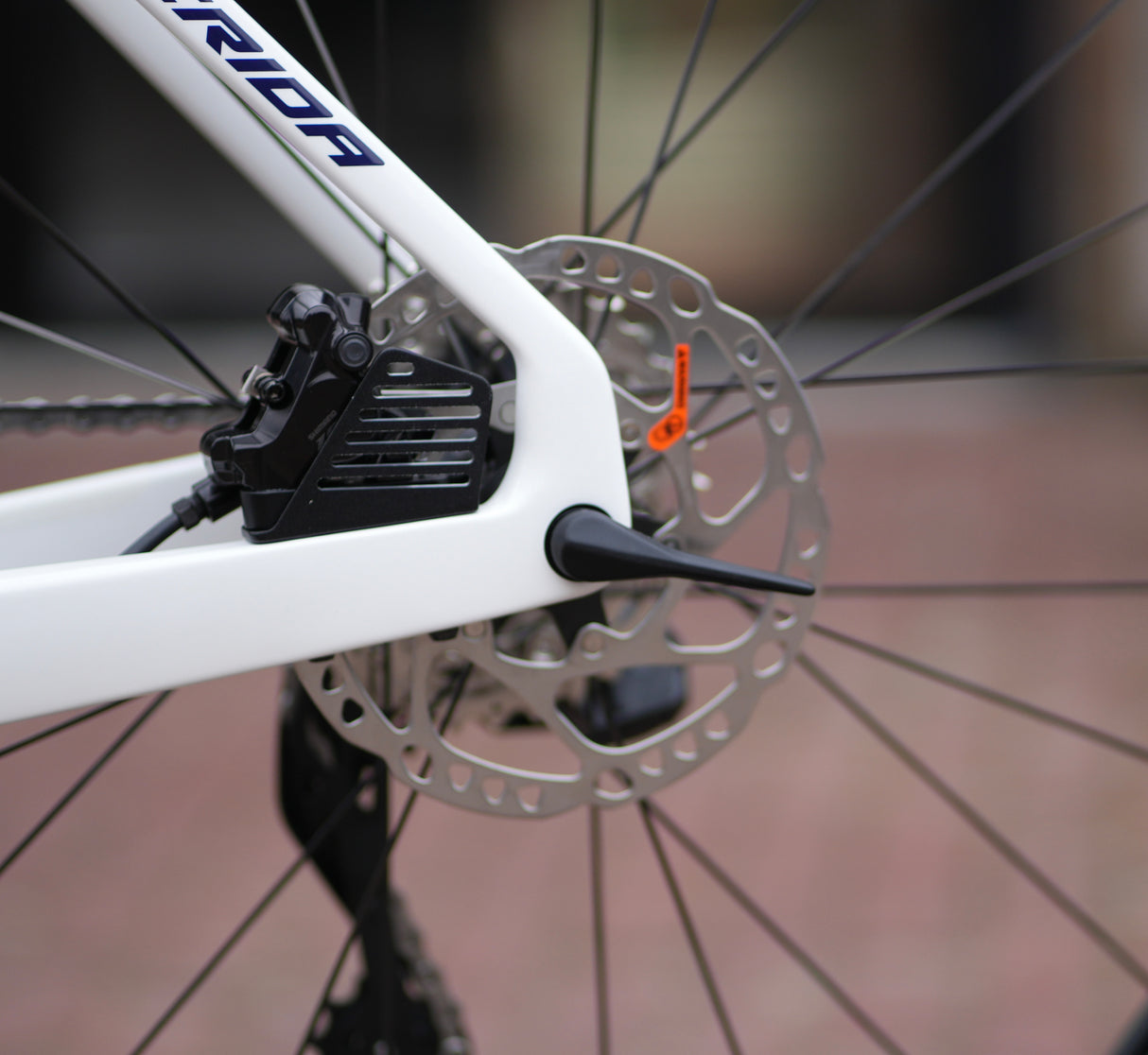 Merida Reacto 5000 Di2 2025 met Carbon wielen aero racefiets Team Bahrein