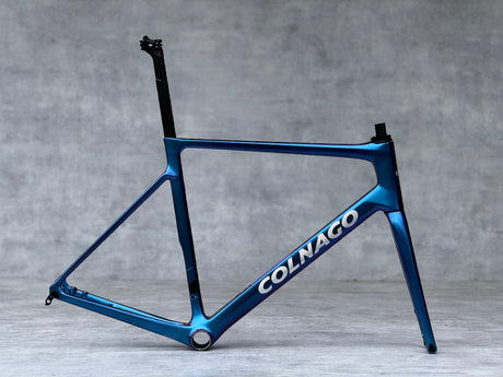 De Colnago V4Rs is geen fiets, het is een wapen. Ontwikkeld in de windtunnel, getest in de zwaarste WorldTour-koersen, en verfijnd tot in het kleinste detail. Elke buis, elke vezel, elke lijn is ontworpen met één doel: snelheid zonder compromissen.

Lichter, stijver en aerodynamischer dan zijn voorgangers, biedt de V4Rs de perfecte balans tussen explosieve kracht en messcherpe handling. Het frame reageert direct op elke trap, terwijl de aerodynamische vormen je door de wind snijden. Voeg daarbij de legendar