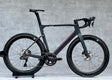 Merida Reacto 9000 2025 – High-End Aero Racefiets

De Merida Reacto 9000 2025 is dé keuze voor wielrenners die maximale snelheid en efficiëntie eisen. Met een ultralicht CF5 carbon aero-frame, aerodynamische buisvormen en geïntegreerde kabelgeleiding is deze fiets gebouwd om wind te verslaan.

De fiets is afgemonteerd met de nieuwste Shimano Dura-Ace Di2 12-speed groepset, wat zorgt voor razendsnelle en nauwkeurige elektronische schakelingen. De krachtige hydraulische schijfremmen bieden maximale controle, 