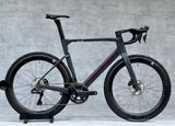 Merida Reacto 9000 2025 – High-End Aero Racefiets

De Merida Reacto 9000 2025 is dé keuze voor wielrenners die maximale snelheid en efficiëntie eisen. Met een ultralicht CF5 carbon aero-frame, aerodynamische buisvormen en geïntegreerde kabelgeleiding is deze fiets gebouwd om wind te verslaan.

De fiets is afgemonteerd met de nieuwste Shimano Dura-Ace Di2 12-speed groepset, wat zorgt voor razendsnelle en nauwkeurige elektronische schakelingen. De krachtige hydraulische schijfremmen bieden maximale controle, 
