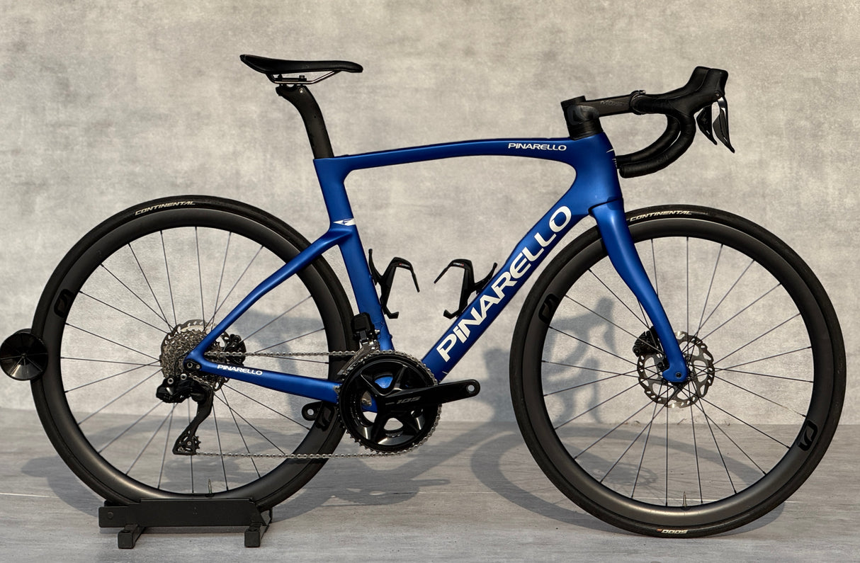 Ontdek de Pinarello F5: een lichte, stijve en aerodynamische racefiets met Italiaans design. Perfect voor renners die topprestaties zoeken.