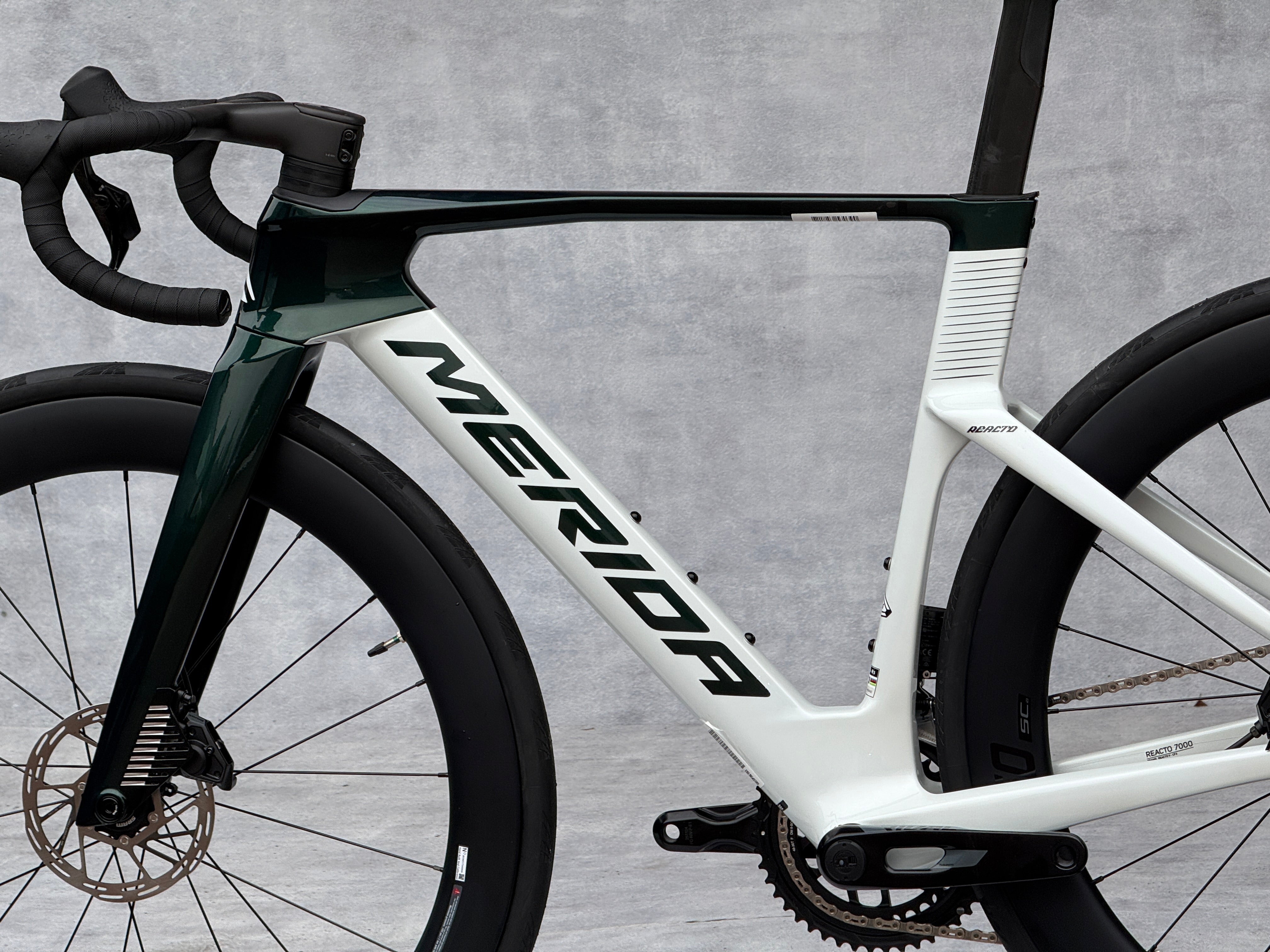 Merida Reacto 7000 (2027) – Glossy Pearl White (Halo Green) SRAM