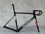 De Colnago V4Rs is geen fiets, het is een wapen. Ontwikkeld in de windtunnel, getest in de zwaarste WorldTour-koersen, en verfijnd tot in het kleinste detail. Elke buis, elke vezel, elke lijn is ontworpen met één doel: snelheid zonder compromissen.

Lichter, stijver en aerodynamischer dan zijn voorgangers, biedt de V4Rs de perfecte balans tussen explosieve kracht en messcherpe handling. Het frame reageert direct op elke trap, terwijl de aerodynamische vormen je door de wind snijden. Voeg daarbij de legendar