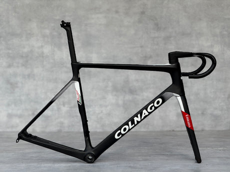 De Colnago V4Rs is geen fiets, het is een wapen. Ontwikkeld in de windtunnel, getest in de zwaarste WorldTour-koersen, en verfijnd tot in het kleinste detail. Elke buis, elke vezel, elke lijn is ontworpen met één doel: snelheid zonder compromissen.

Lichter, stijver en aerodynamischer dan zijn voorgangers, biedt de V4Rs de perfecte balans tussen explosieve kracht en messcherpe handling. Het frame reageert direct op elke trap, terwijl de aerodynamische vormen je door de wind snijden. Voeg daarbij de legendar